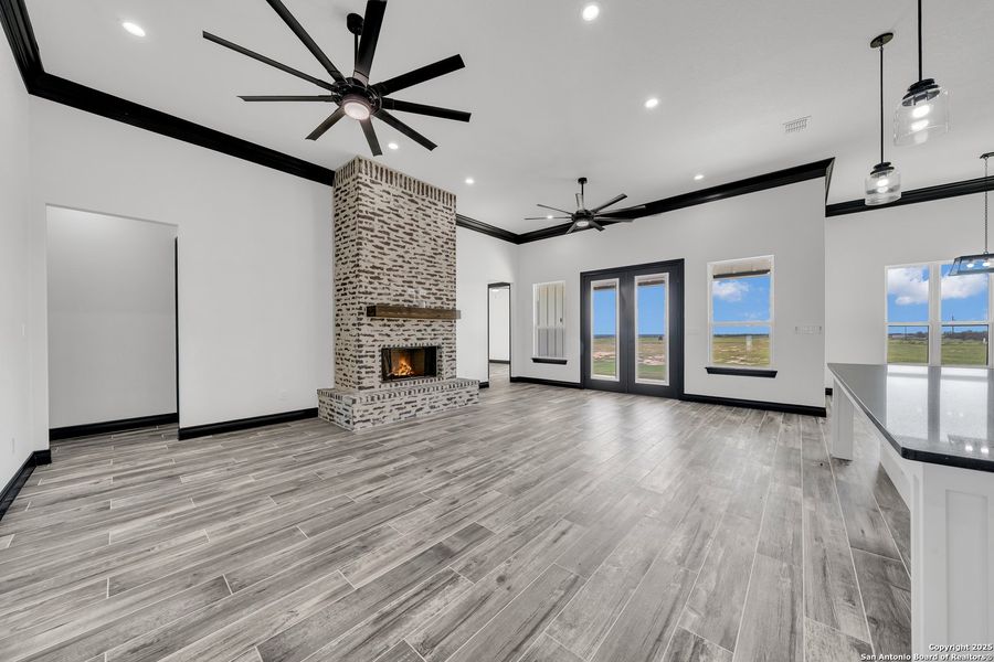 Spacious, unfurnished interior of a new home in , La Vernia (Image 23).