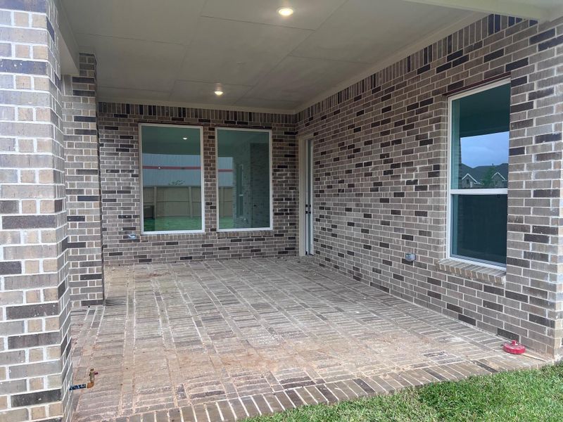Exterior details and patio area of a home in Wood Leaf Reserve, Tomball (Image 13).