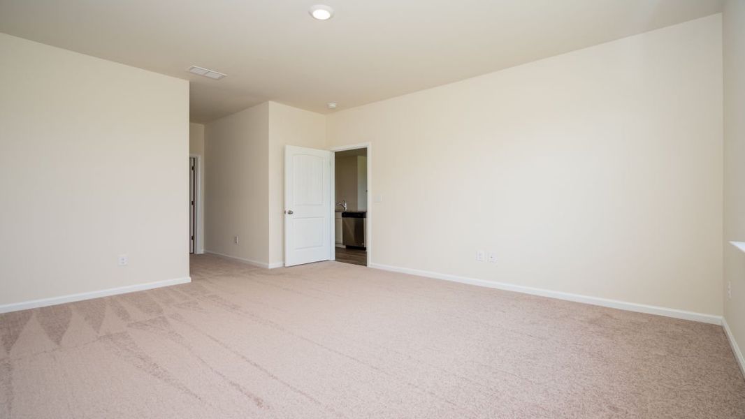 Representative unfurnished interior of a home built from the Aria by D.R. Horton in Summerville, Darlington (Image 28).