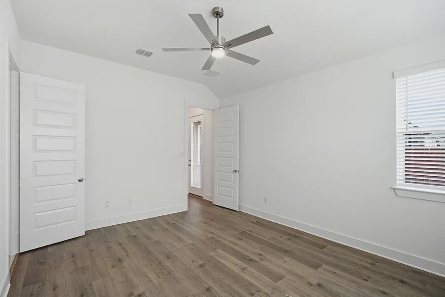 Spacious, unfurnished interior of a new home in Stillwater Ranch, San Antonio (Image 34).