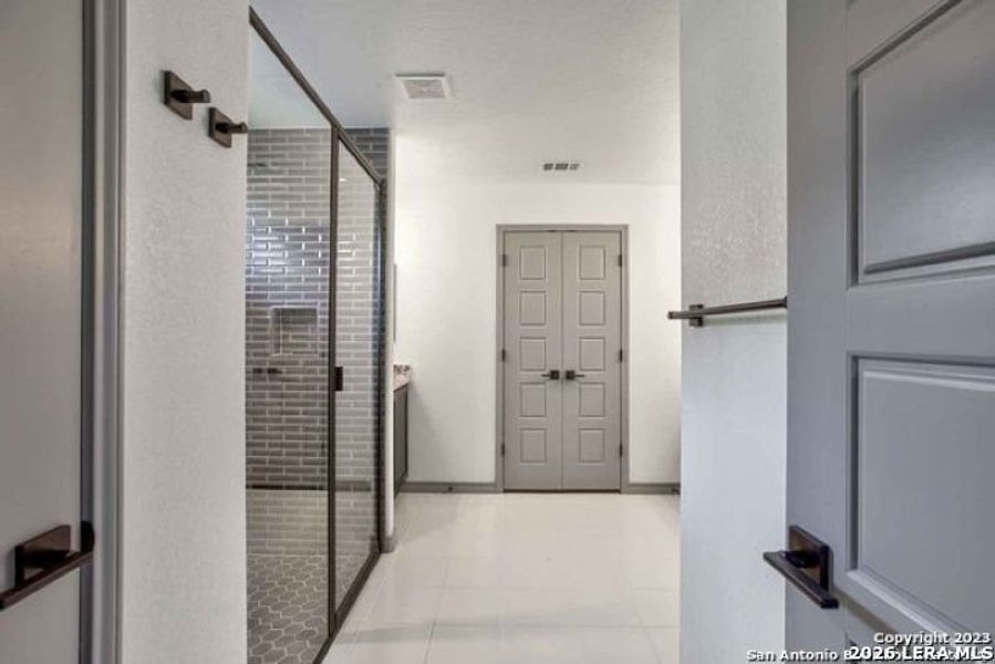 Furnished interior view inside a new home in , Blanco (Image 6).
