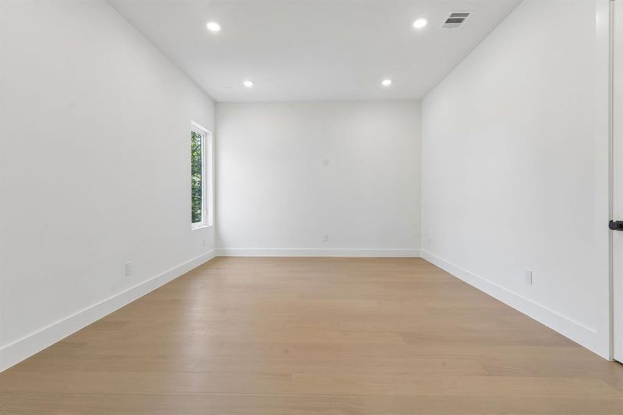 Spacious, unfurnished interior of a new home in , Dallas (Image 22).