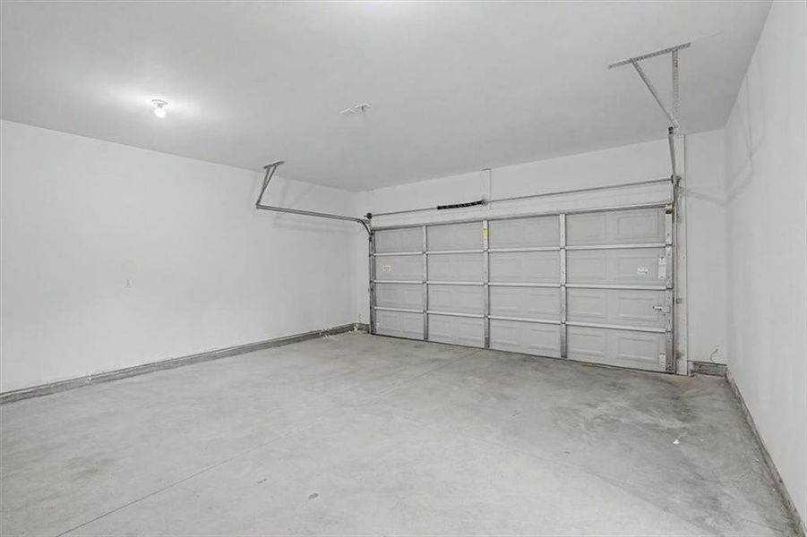 Spacious, unfurnished interior of a new home in Sawmill Creek, Mableton (Image 45).