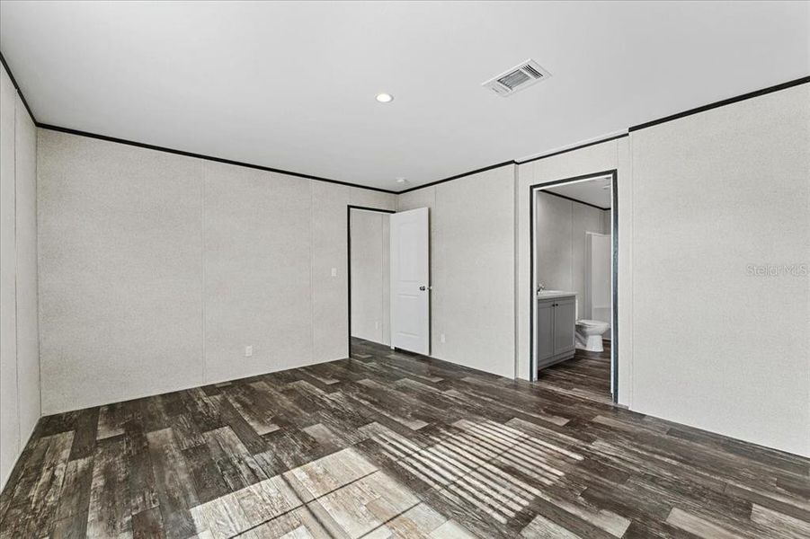 Spacious, unfurnished interior of a new home in , Holiday (Image 31).