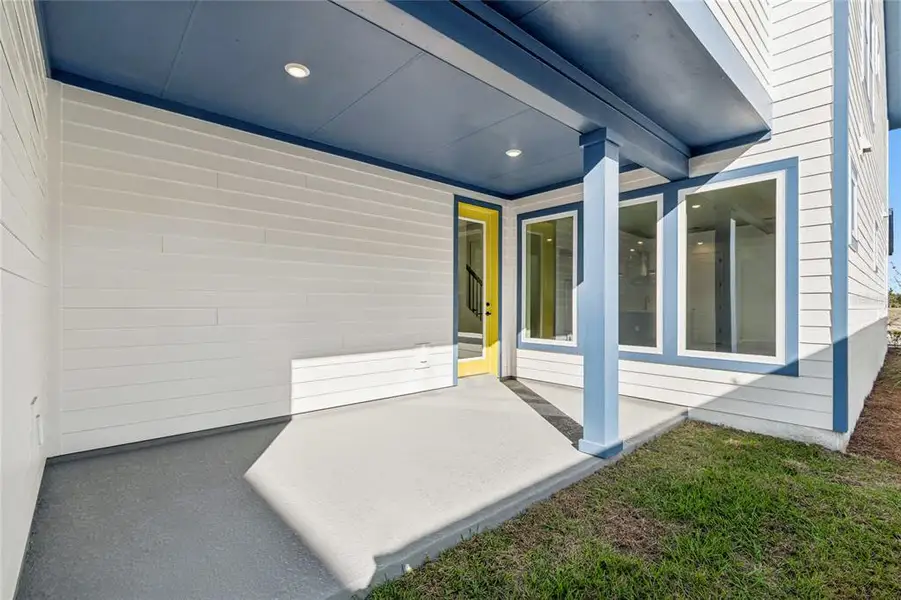 Exterior details and patio area of a home in Weslyn Park in Sunbridge 34', St. Cloud (Image 4).