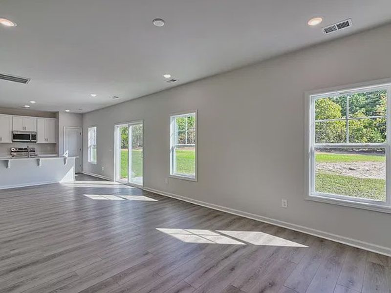 Spacious, unfurnished interior of a new home in Amber Hill, West Columbia (Image 8).