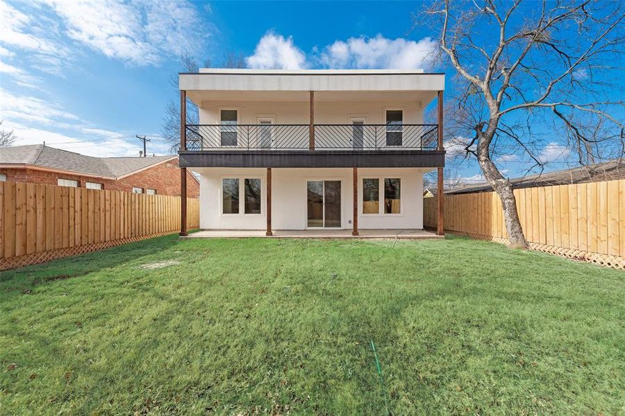 Exterior details and patio area of a home in , Dallas (Image 4).