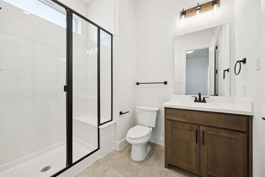 18-237Bee_018 18-237Bee_018