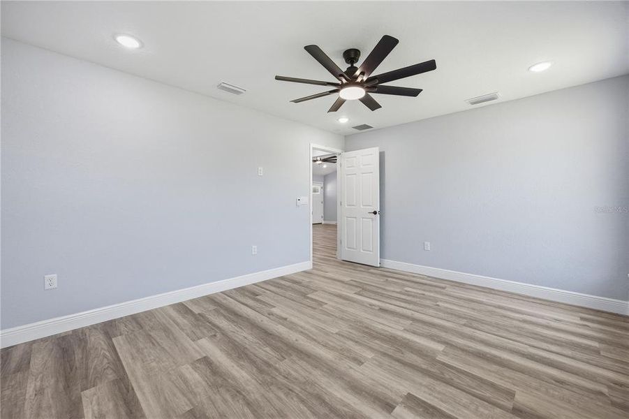 Spacious, unfurnished interior of a new home in , Ocala (Image 26).