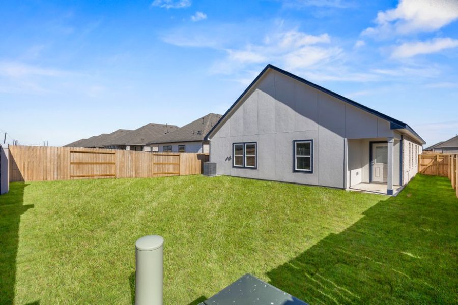 Exterior details and patio area of a home in Ashland, Houston (Image 4).