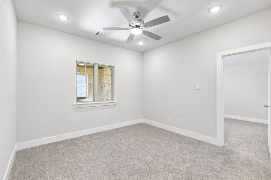 Spacious, unfurnished interior of a new home in Dove Hollow, Waxahachie (Image 26).