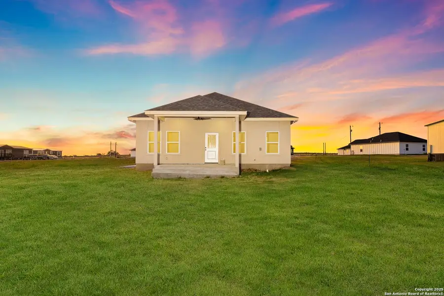Exterior details and patio area of a home in , La Vernia (Image 3).