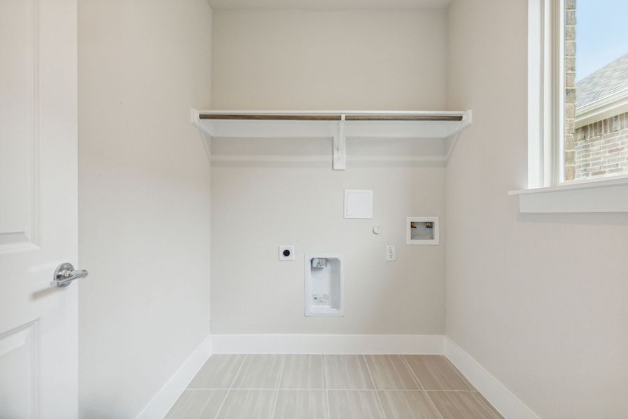 Spacious, unfurnished interior of a new home in Dove Hollow, Waxahachie (Image 23).