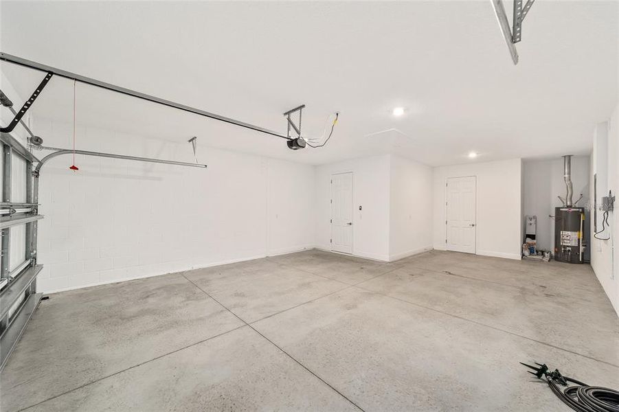 Spacious, unfurnished interior of a new home in , Ocala (Image 34).