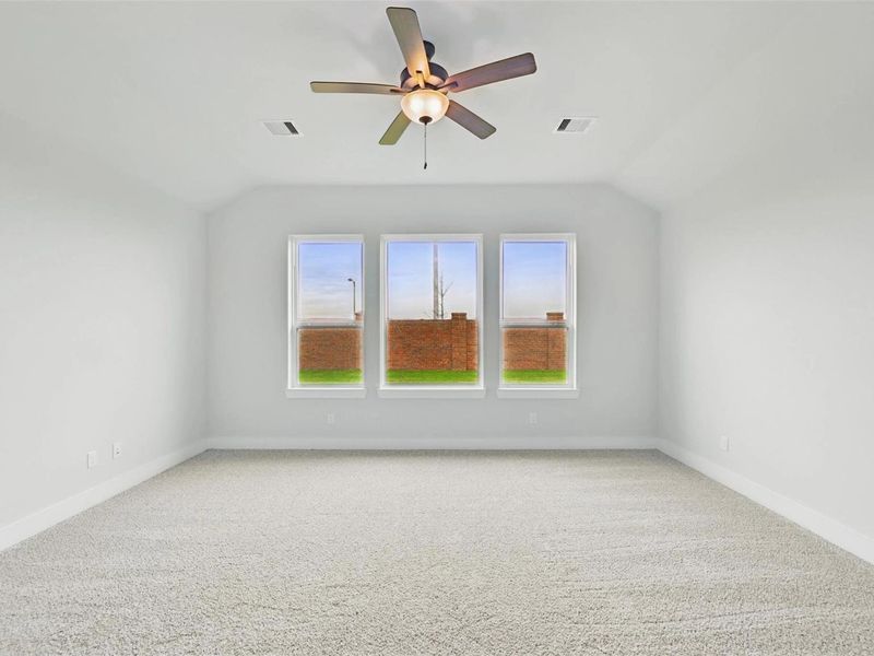 Spacious, unfurnished interior of a new home in Lago Mar, Texas City (Image 29).