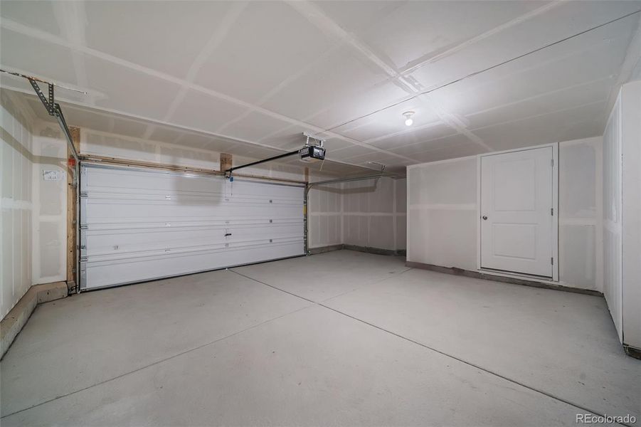 Spacious, unfurnished interior of a new home in Thompson River Ranch, Johnstown (Image 18).