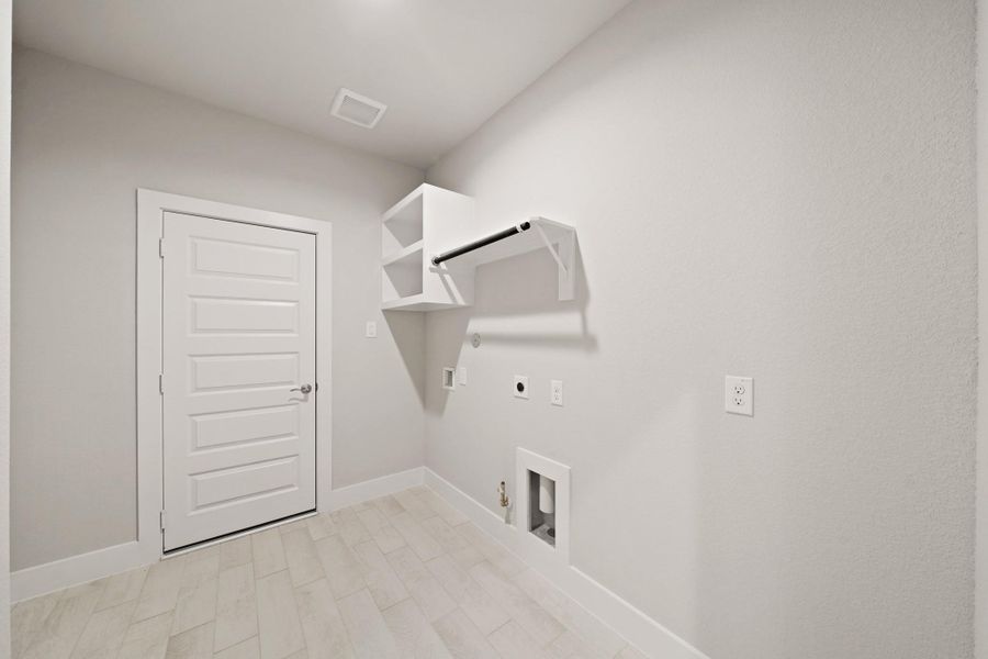 Spacious, unfurnished interior of a new home in Barton Creek Ranch, Conroe (Image 9). Spacious, unfurnished interior of a new home in Barton Creek Ranch, Conroe (Image 9).