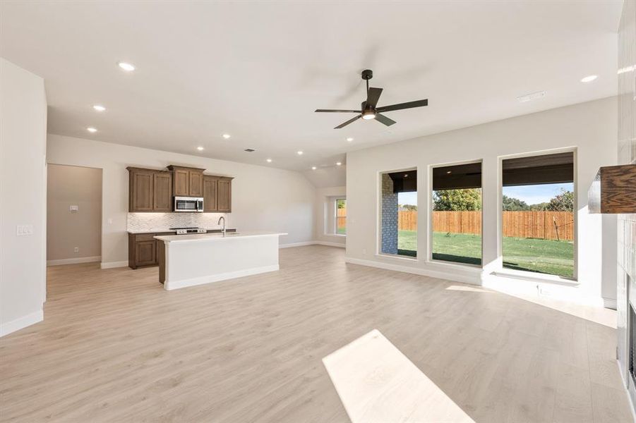 Spacious, unfurnished interior of a new home in The Retreat at North Grove 60, Waxahachie (Image 27). Spacious, unfurnished interior of a new home in The Retreat at North Grove 60, Waxahachie (Image 27).