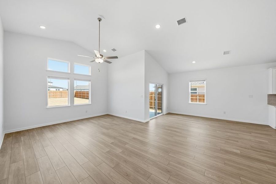 Spacious, unfurnished interior of a new home in Emory Crossing, Hutto (Image 7).