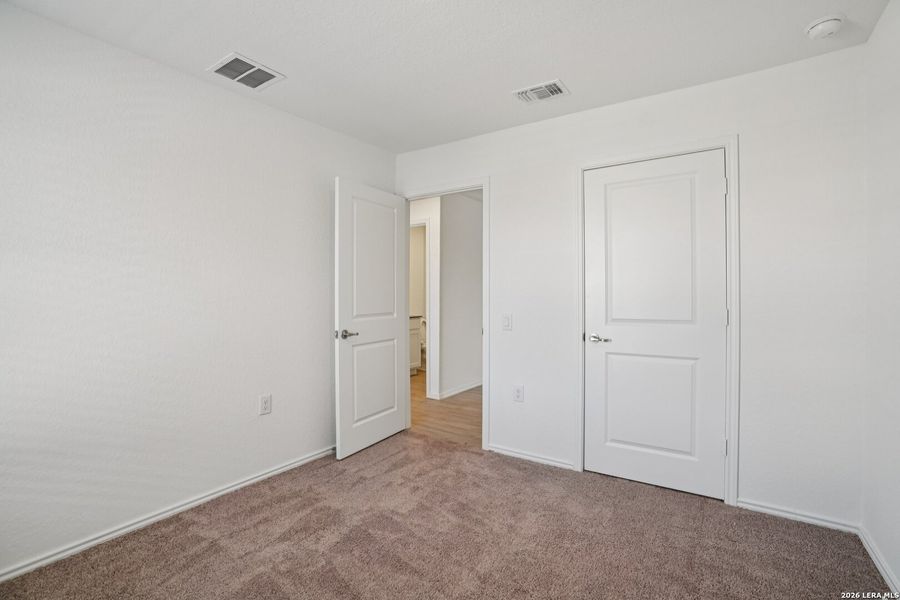 Spacious, unfurnished interior of a new home in Valle Sol, Von Ormy (Image 17).