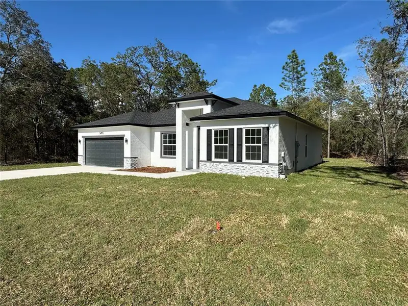 Exterior details and patio area of a home in , Citrus Springs (Image 3).