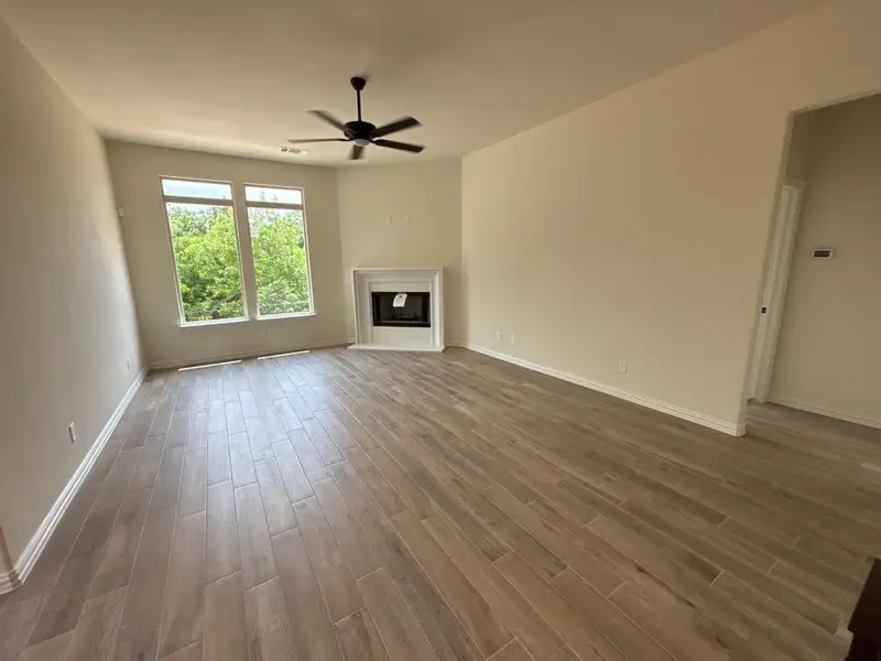 Spacious, unfurnished interior of a new home in Waterford Park, Weatherford (Image 14).