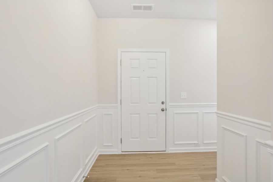 Spacious, unfurnished interior of a new home in Cantigny Park, Clarksville (Image 11).