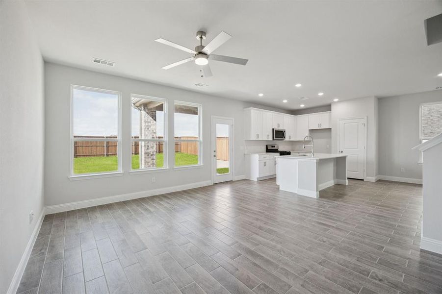 Spacious, unfurnished interior of a new home in Santorini, Seagoville (Image 11).