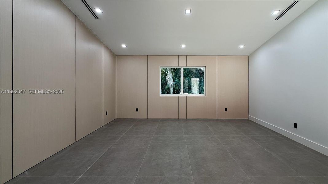 Spacious, unfurnished interior of a new home in , Palmetto Bay (Image 30).