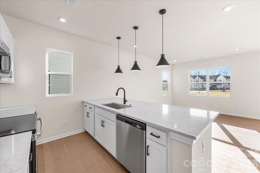 Large Peninsula Island Ideal for Entertaining.