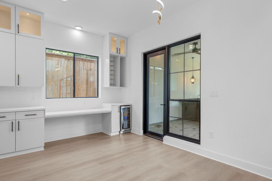 This wine bar is perfect for preparing tasty drinks for your guests. This wine bar is perfect for preparing tasty drinks for your guests.