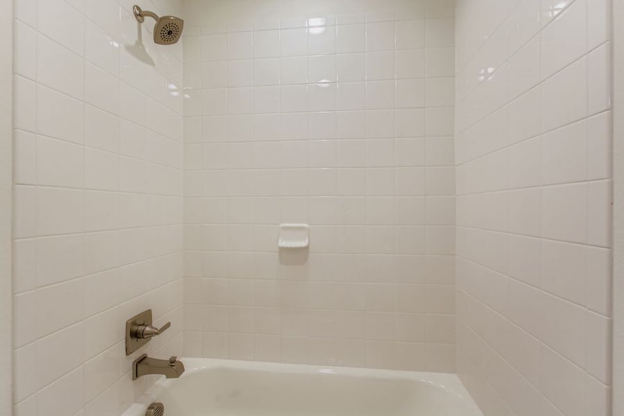 3529 Kings - Full Bathroom 3529 Kings - Full Bathroom