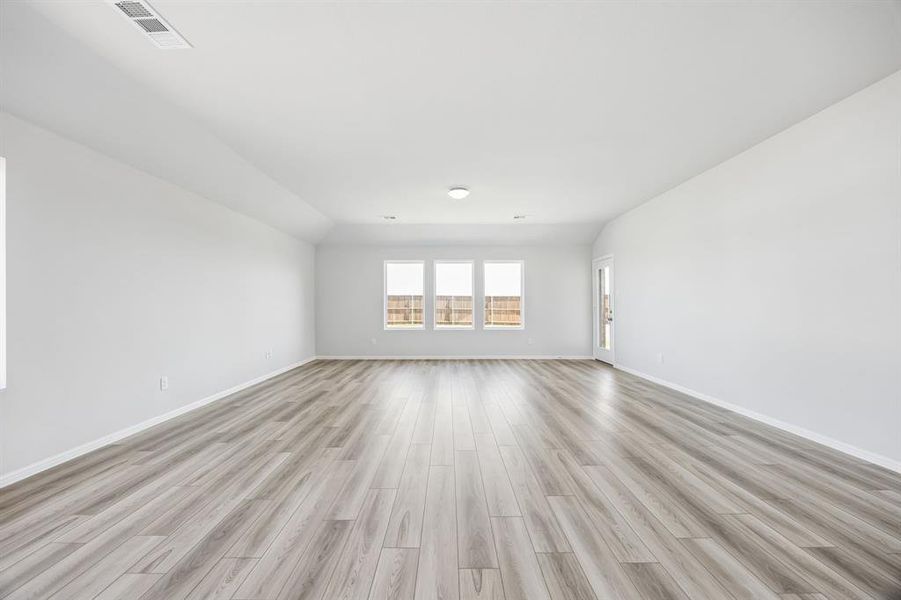 Spacious, unfurnished interior of a new home in Santorini, Seagoville (Image 10).