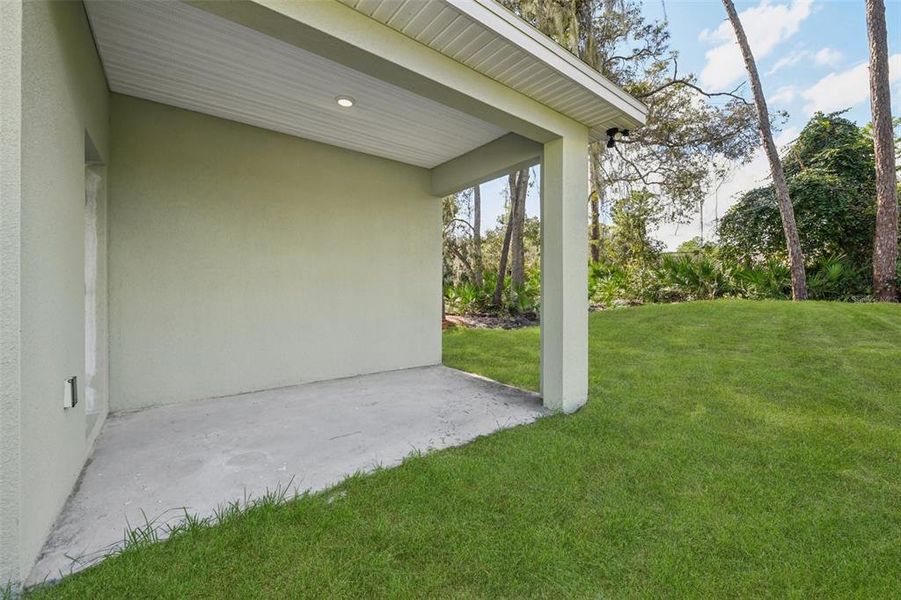 Exterior details and patio area of a home in , Deland (Image 3).
