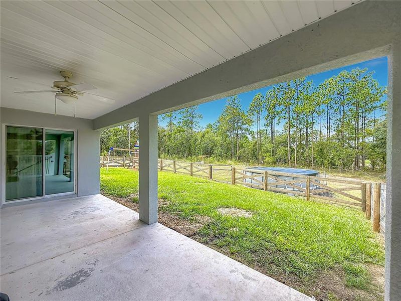 Exterior details and patio area of a home in , Dunnellon (Image 34).