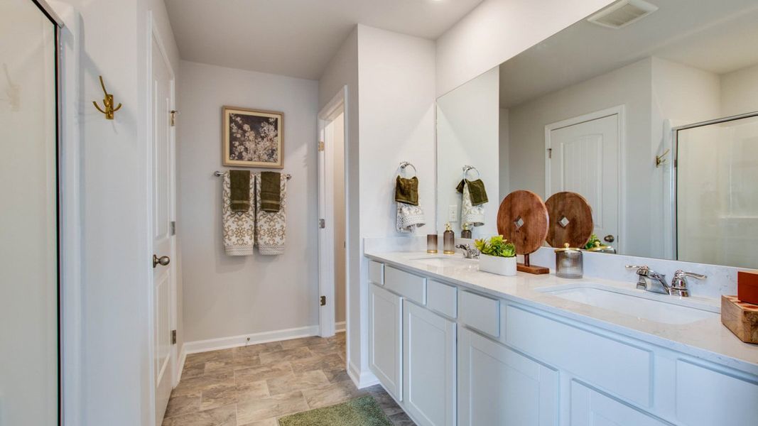 Representative furnished interior of a home built from the OWENS by D.R. Horton in Woodbridge Glen Townhomes, Lebanon (Image 25).