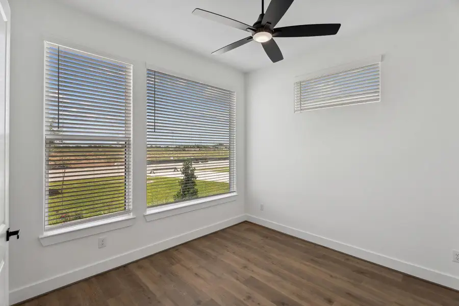 Spacious, unfurnished interior of a new home in Hallimore Ranch, Rosenberg (Image 9).