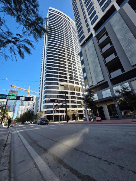 Condo located in Miami, FL showcasing its design and architecture (Image 33).