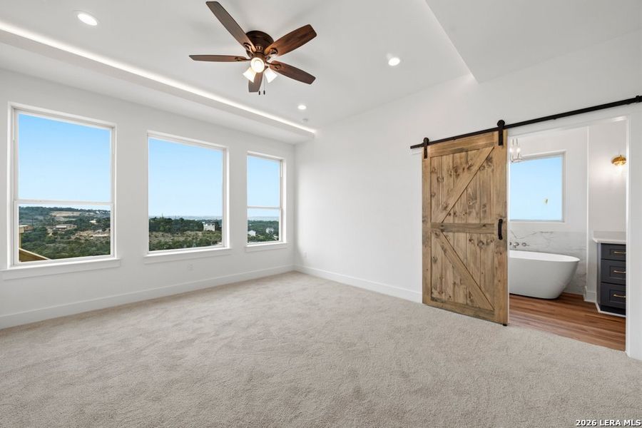 Spacious, unfurnished interior of a new home in , Canyon Lake (Image 20).