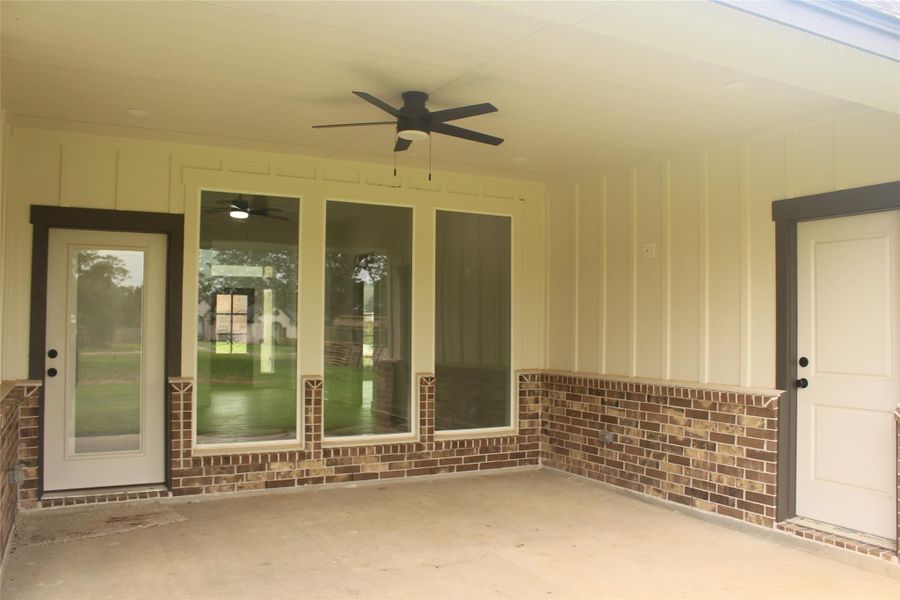 Exterior details and patio area of a home in , Clute (Image 23).