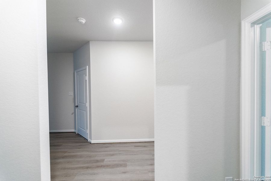 Spacious, unfurnished interior of a new home in Cloud Country, New Braunfels (Image 10).