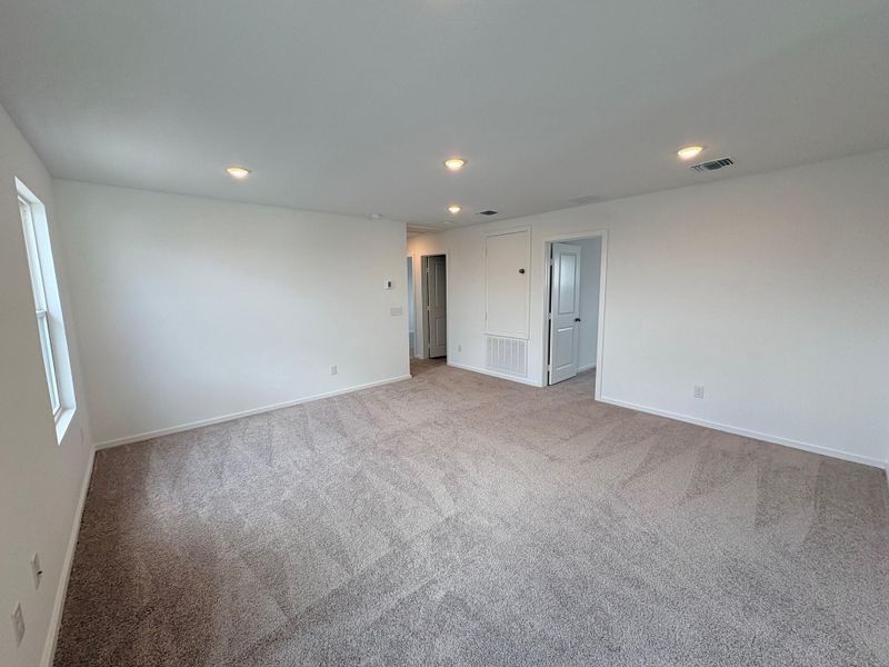 Spacious, unfurnished interior of a new home in Stokesbury, Waller (Image 7).