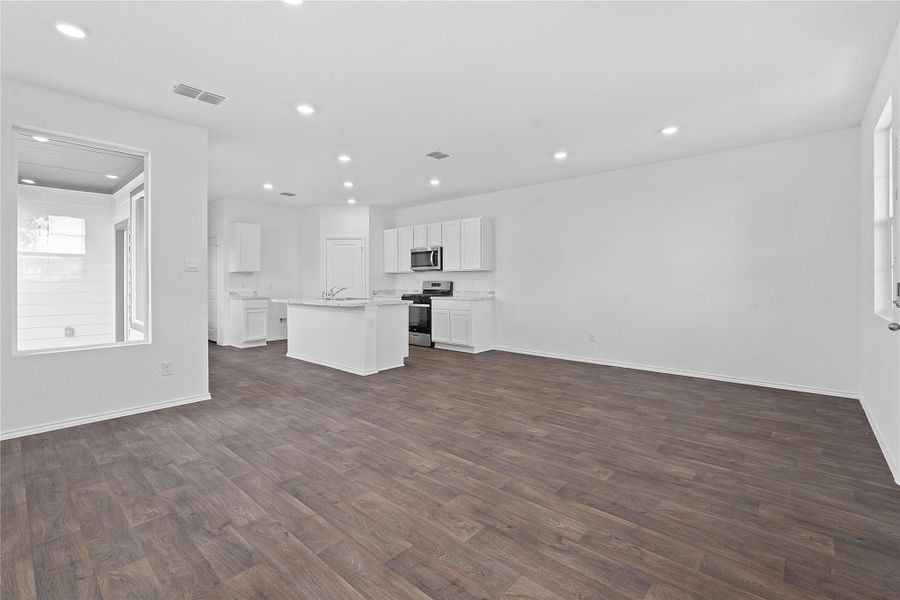 Spacious, unfurnished interior of a new home in Valverde, Bastrop (Image 20).