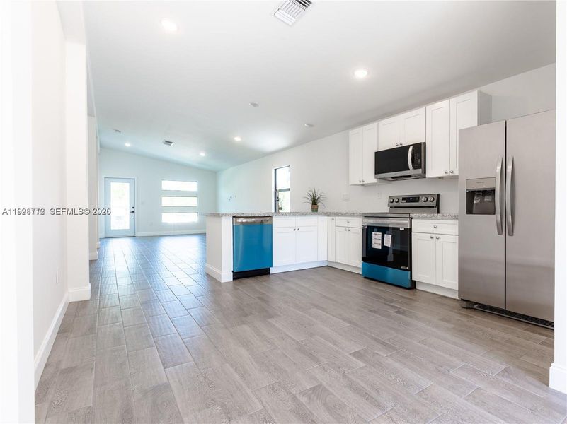 Spacious, unfurnished interior of a new home in , Pompano Beach (Image 12).