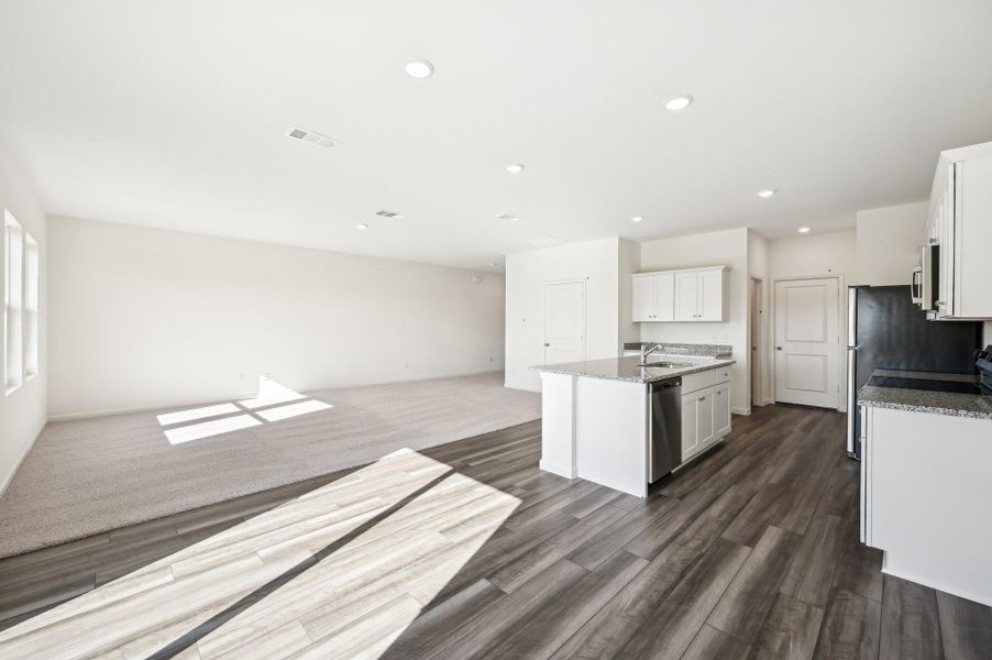Spacious, unfurnished interior of a new home in Eagles Landing, Elgin (Image 7).