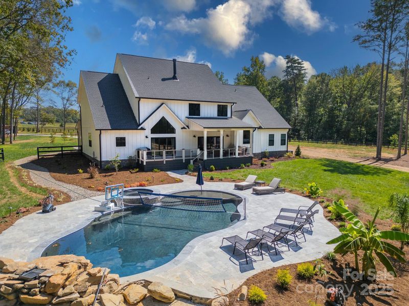 Community amenities in , Clover (Image 34).