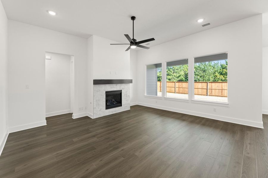 Spacious, unfurnished interior of a new home in Somerset Park, Rockwall (Image 17).