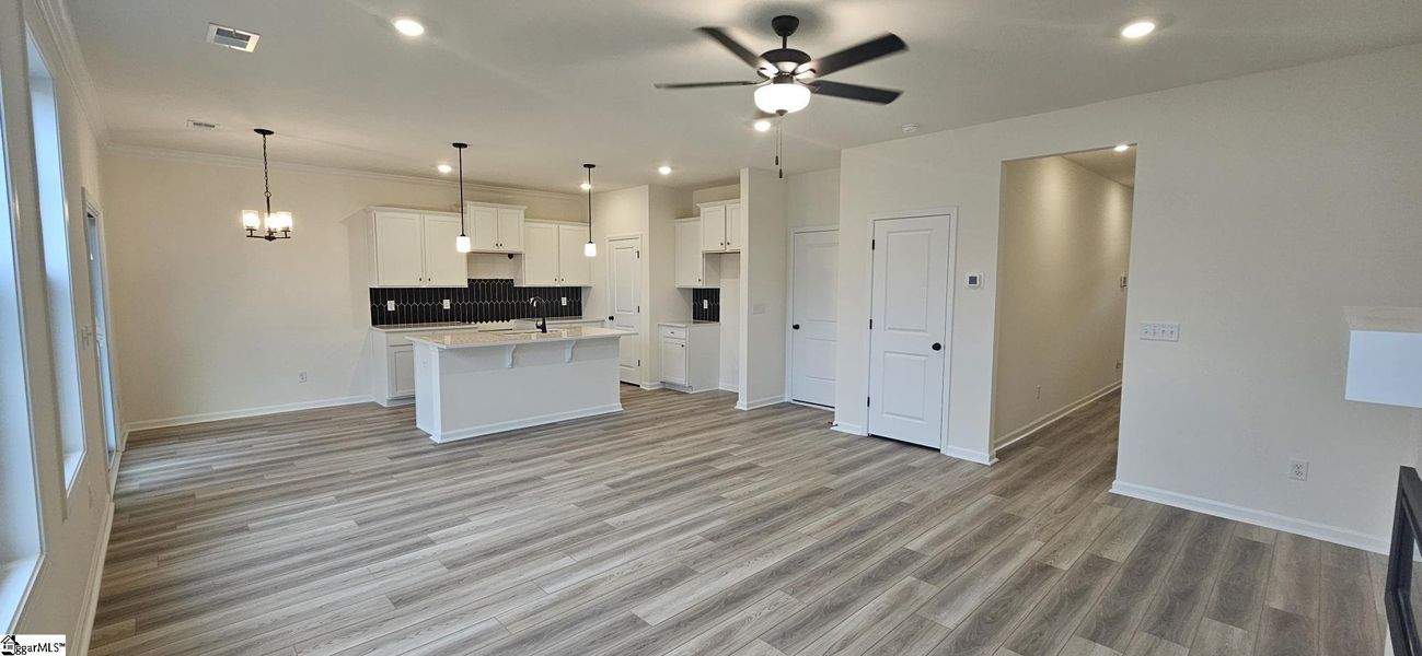 Spacious, unfurnished interior of a new home in Sedona, Greenville (Image 12).