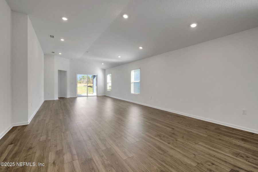 Spacious, unfurnished interior of a new home in Cedar Creek, Jacksonville (Image 32).