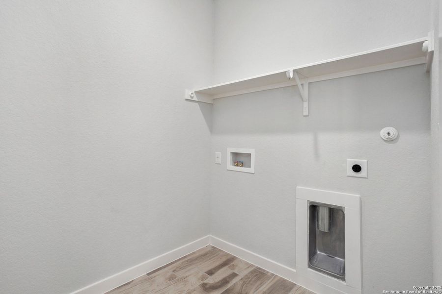 Spacious, unfurnished interior of a new home in Weston Oaks, San Antonio (Image 12). Spacious, unfurnished interior of a new home in Weston Oaks, San Antonio (Image 12).